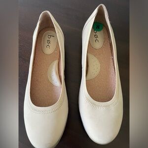 B.O.C size 8, cream, flats